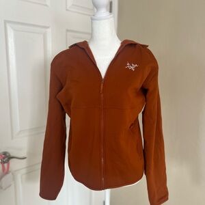 Men’s lightly used ARC’TERYX Kyanite AR Hoodie. Color is Sequoia - Size M